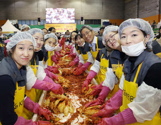 KB국민은행은 14일, 대한적십자사와 함께 서울을 비롯한 전국 18개 지역에서 'KB사랑의 김장나눔 봉사활동'을 실시했다. KB국민은행 제공.